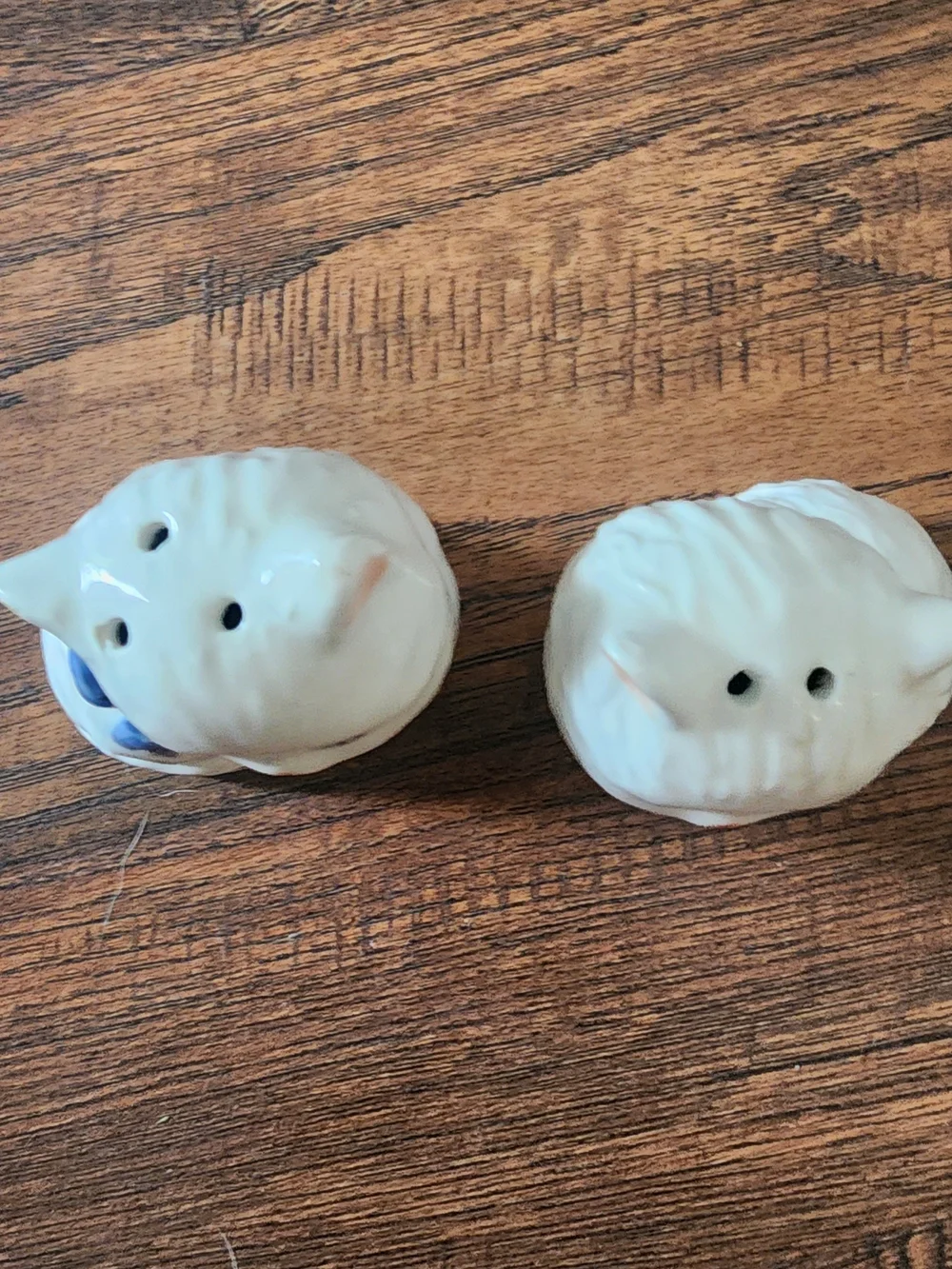 Vtg White Cat Salt and Pepper Shaker Set with Blue Bows